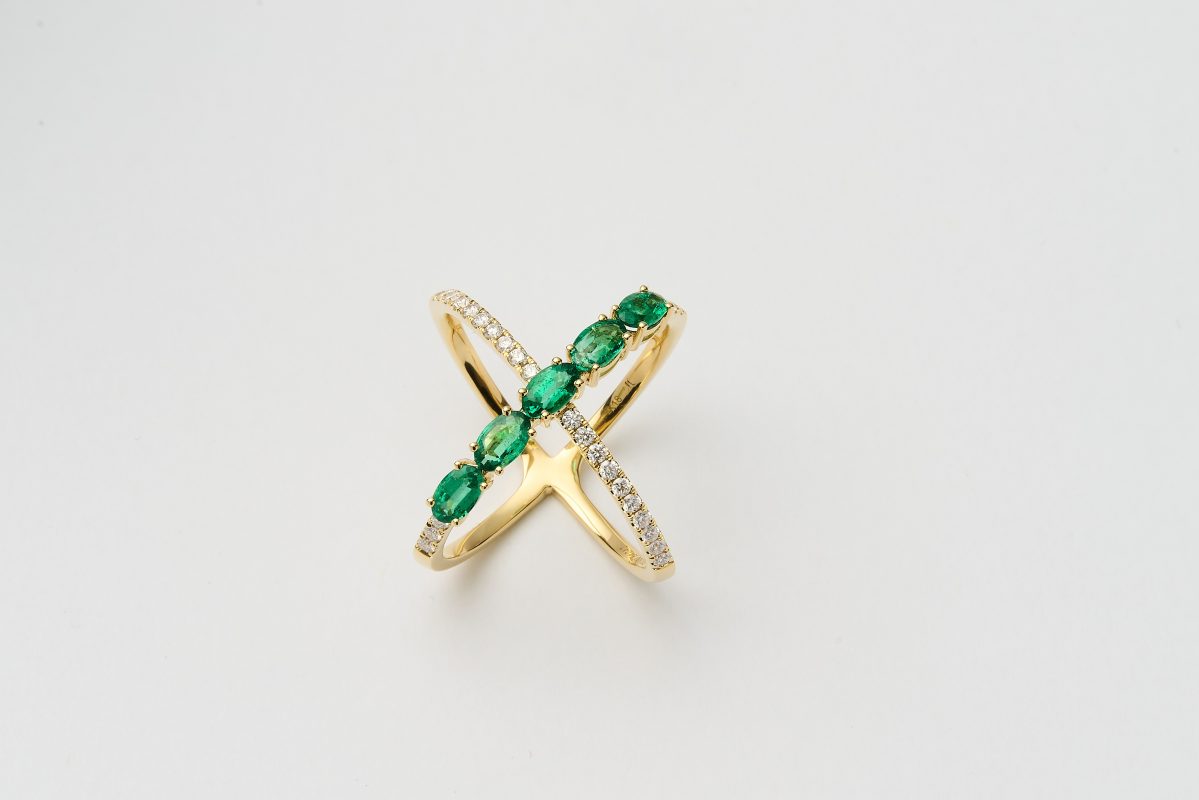 Anillo con esmeraldas y diamantes