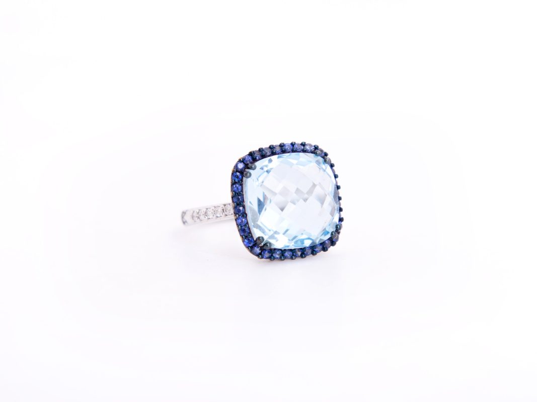 Anillo Moraglione con zafiros y topacios