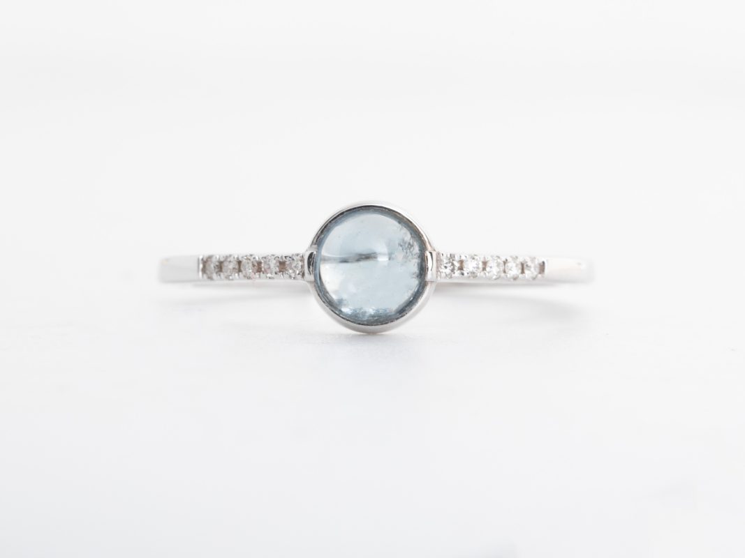 Anillo Amaia con topacio en oro blanco