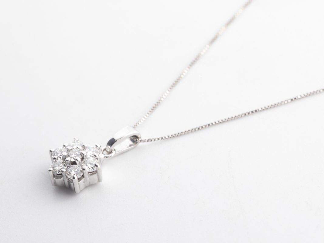 Collar roseta con diamantes