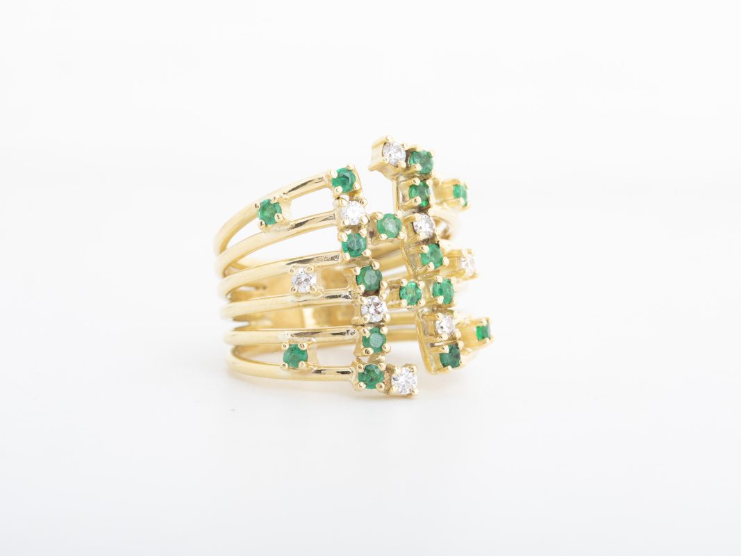 Anillo con esmeraldas y diamantes