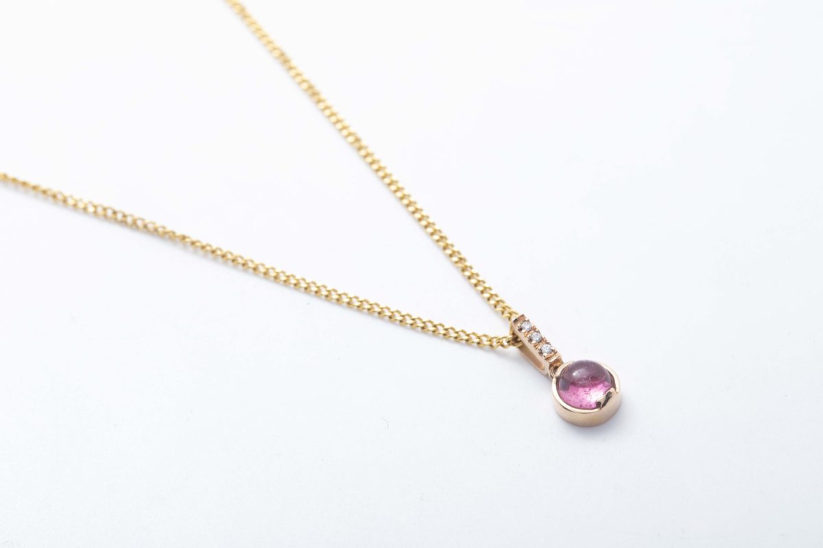 Dije Amaia con una turmalina rosada