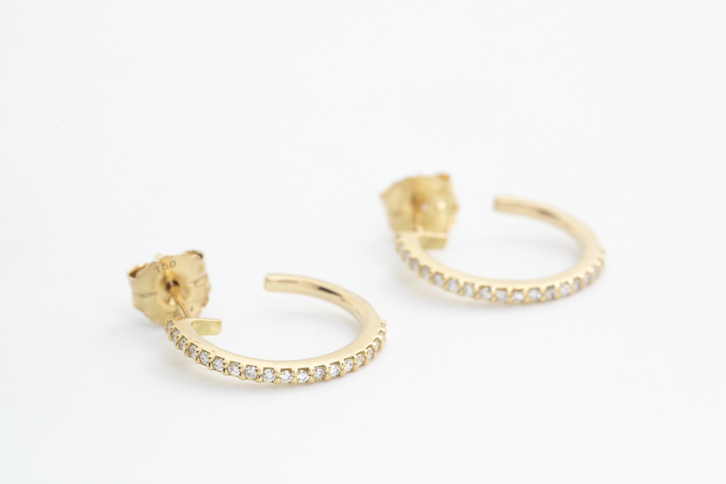 Aretes argolla en oro amarillo con diamantes