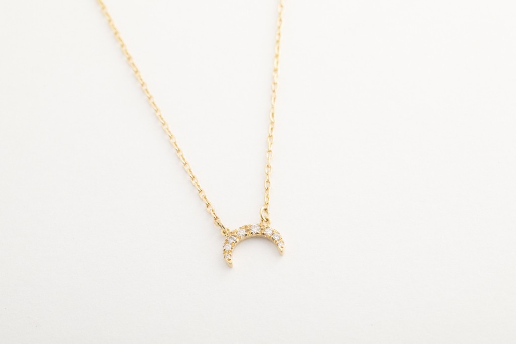 Collar media luna con brillantes