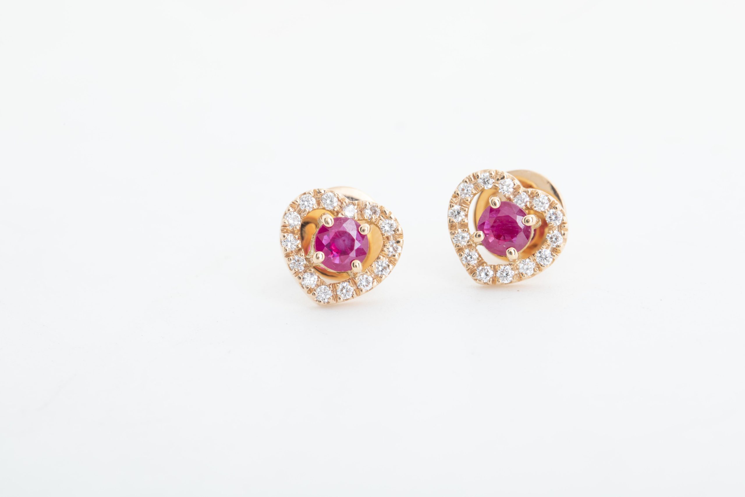 Aretes corazón con brillantes y rubíes