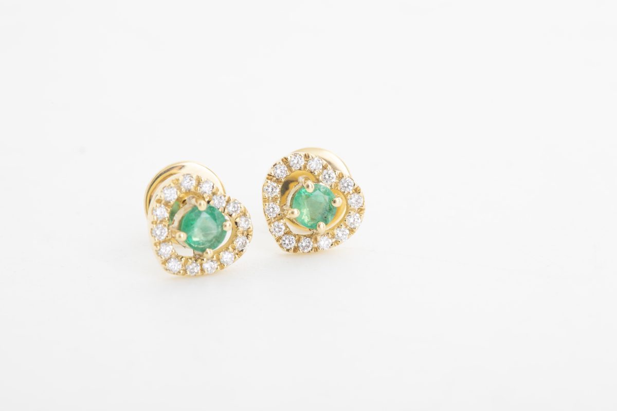 Aretes corazón con brillantes y esmeraldas