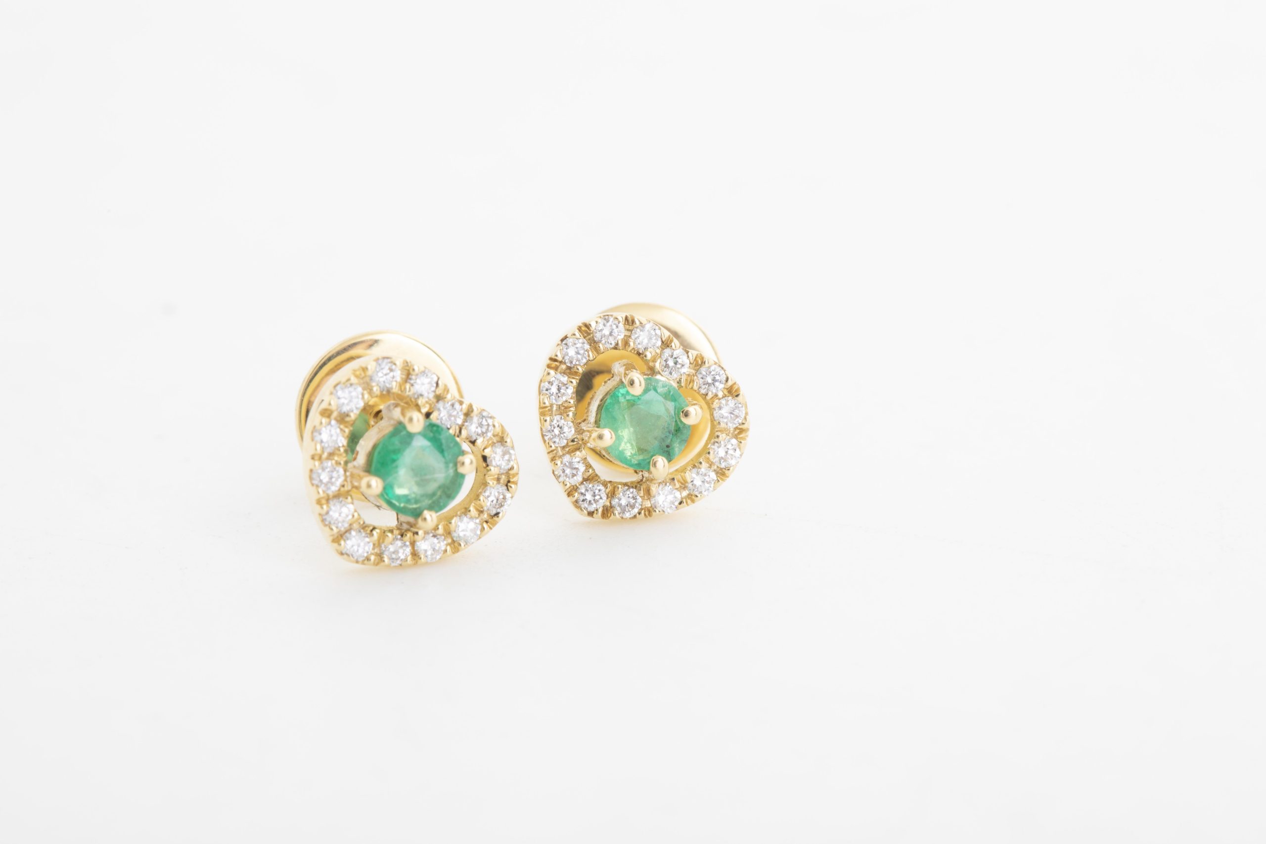 Aretes corazón con brillantes y esmeraldas