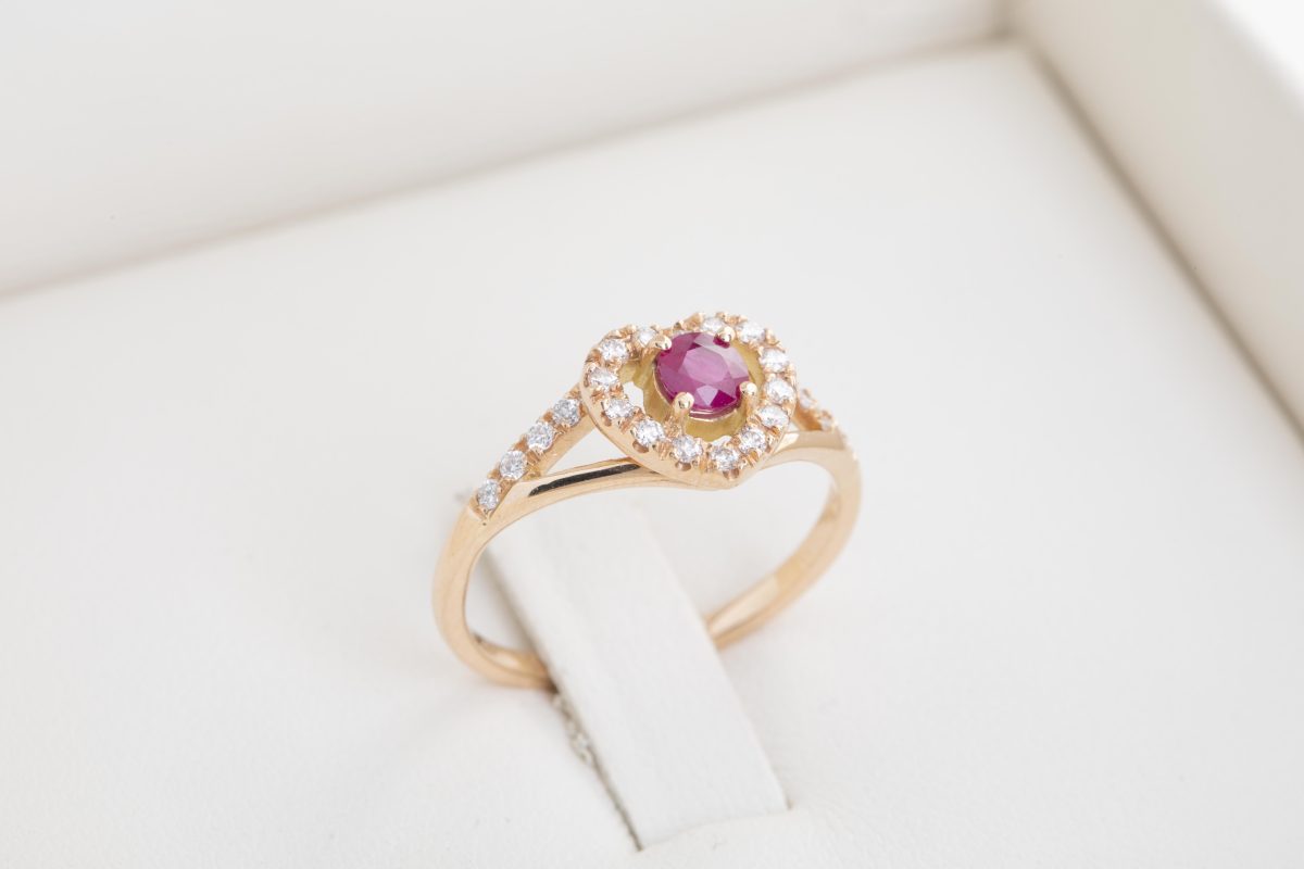 Anillo corazón con rubí y diamantes