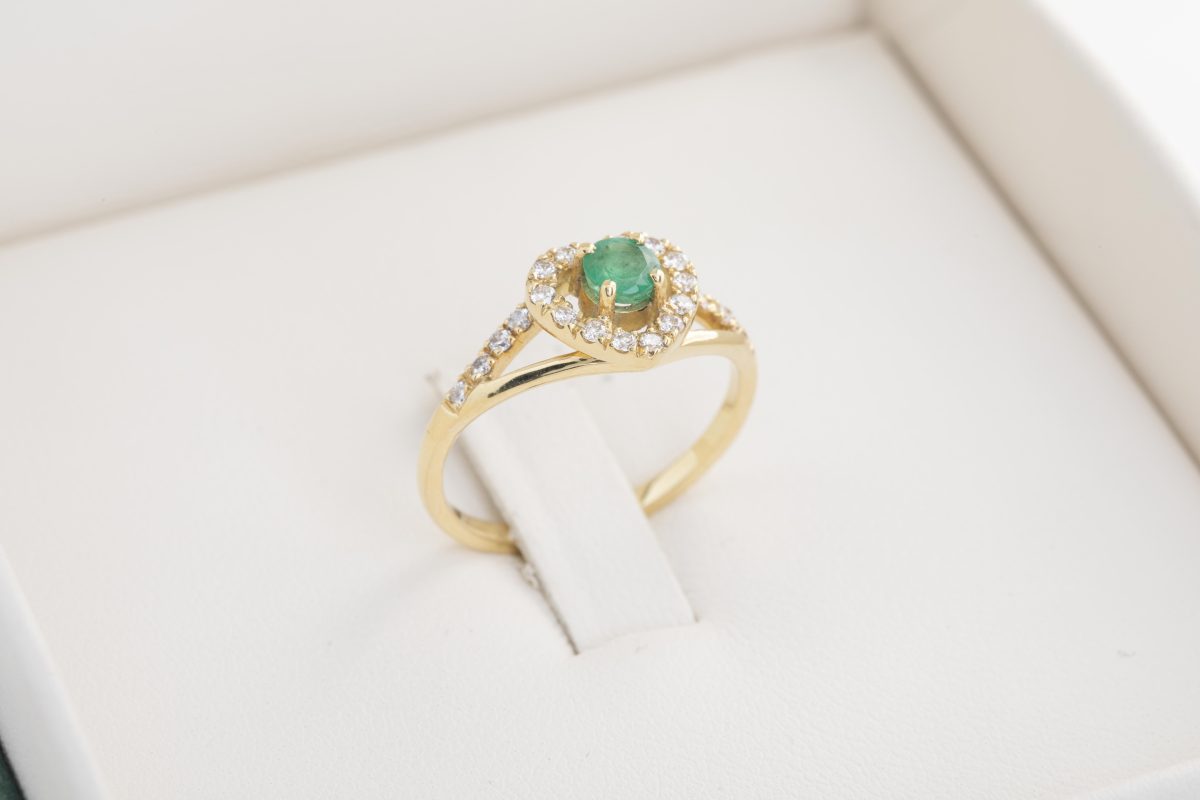 Anillo corazón con esmeralda y diamantes