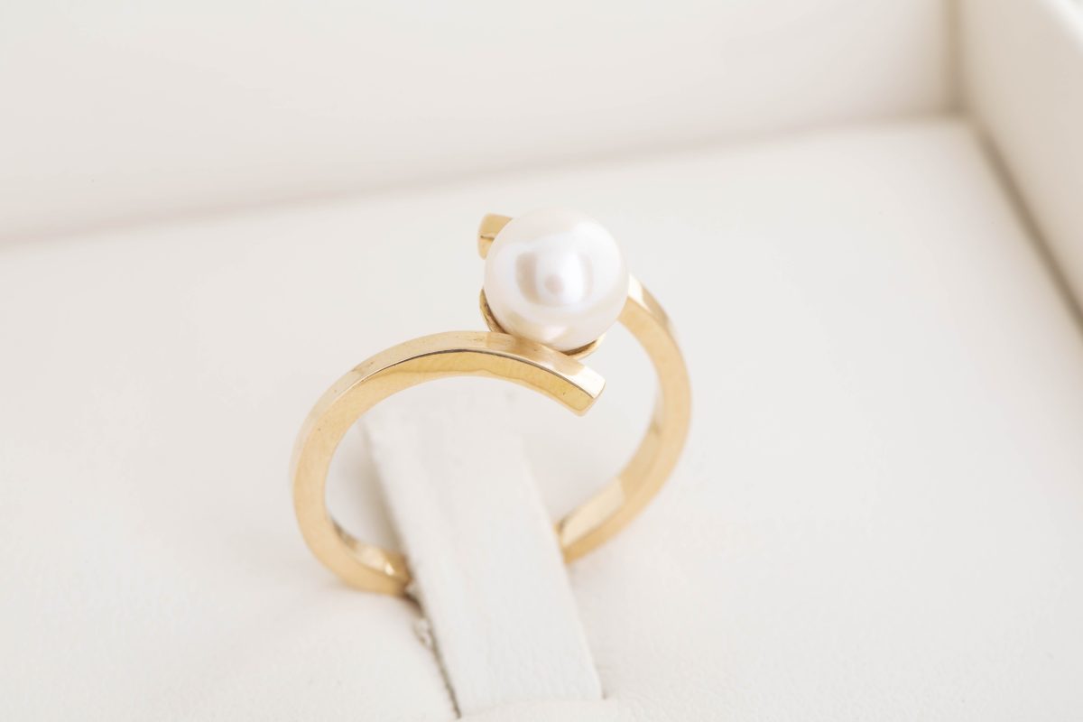 Anillo con perla en oro amarillo