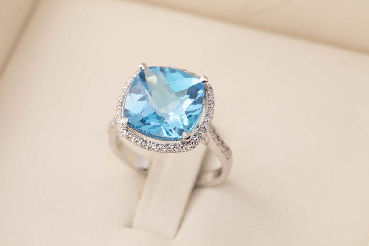 Anillo con topacio y diamantes