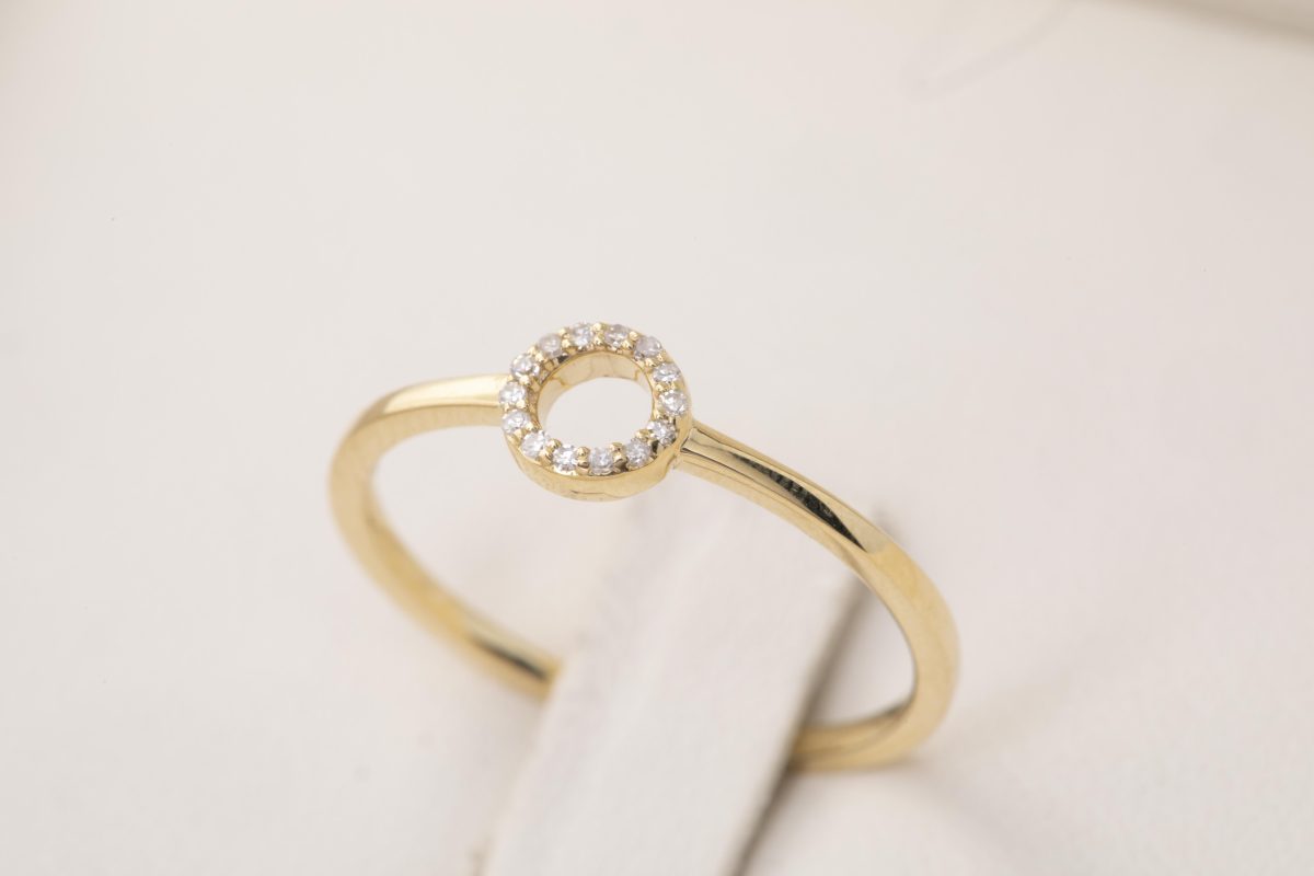Anillo círculo calado con brillantes