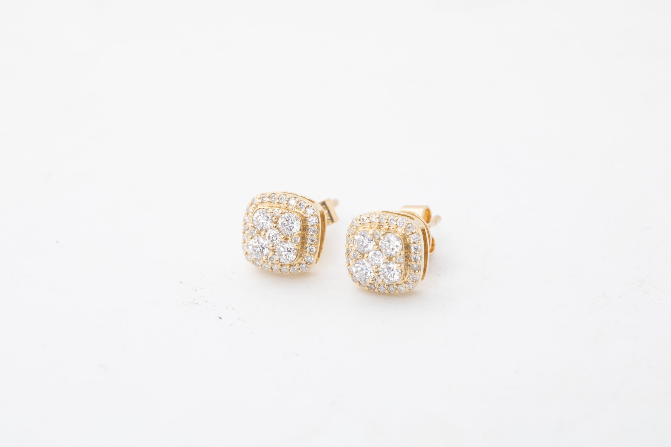 Un par de aretes cuadrados con brillantes