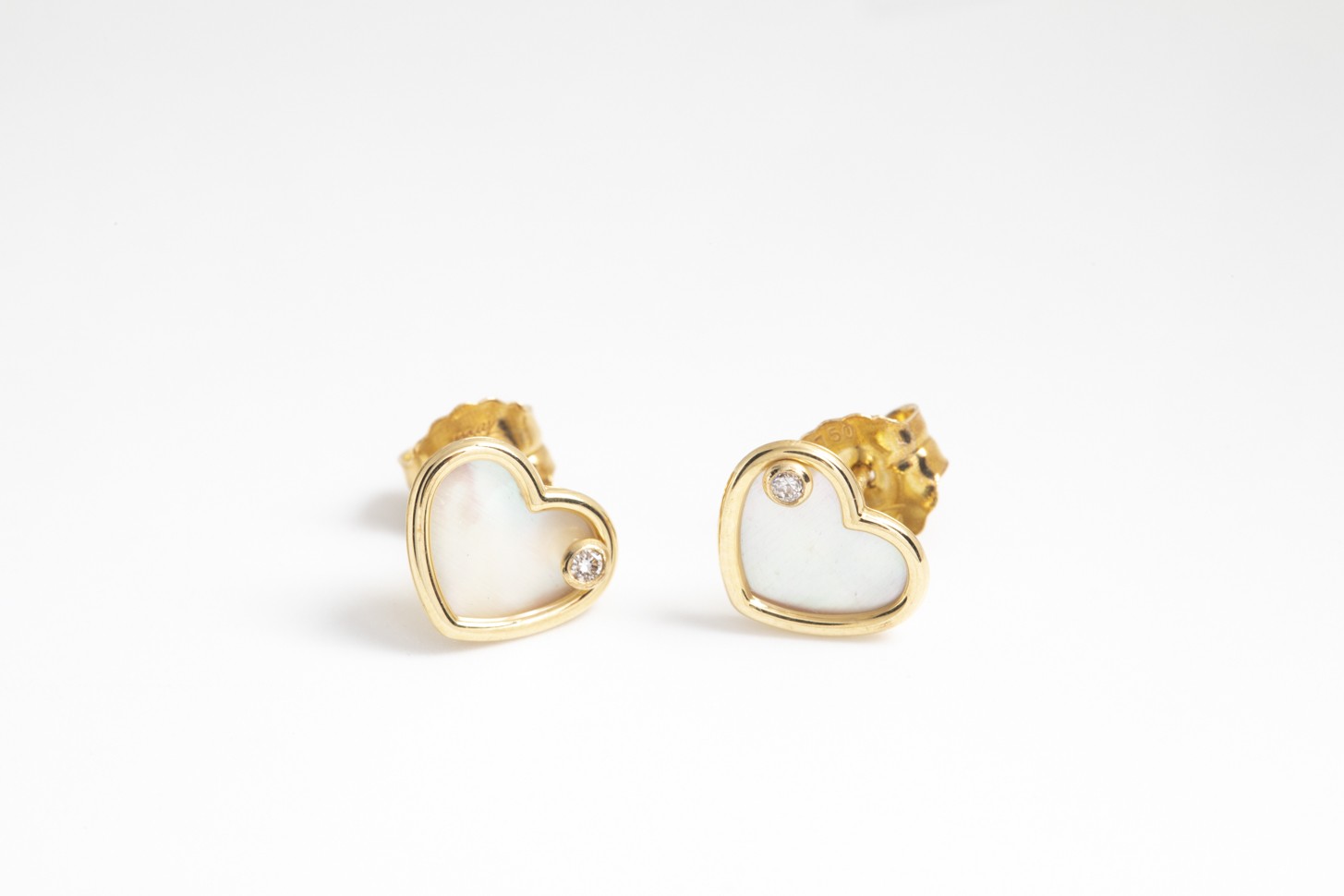 Aretes corazón con nácar y un brillante