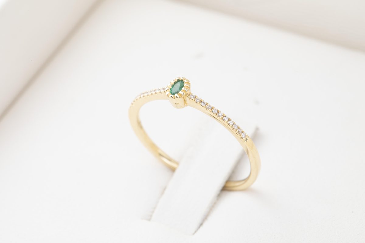 Anillo con esmeralda y diamantes