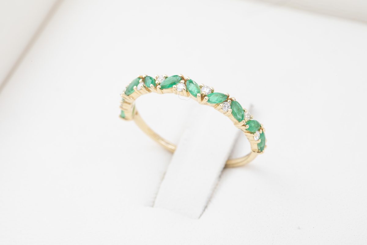 Anillo con diamantes y esmeraldas