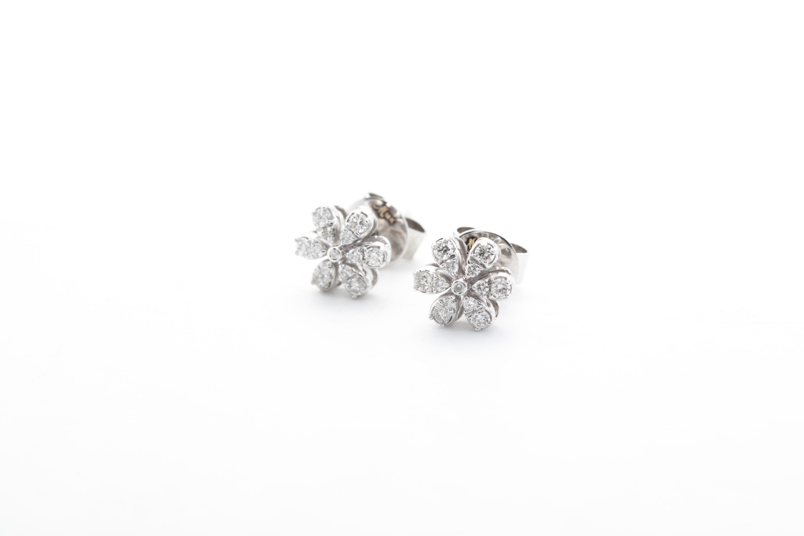 Aretes flor con diamantes