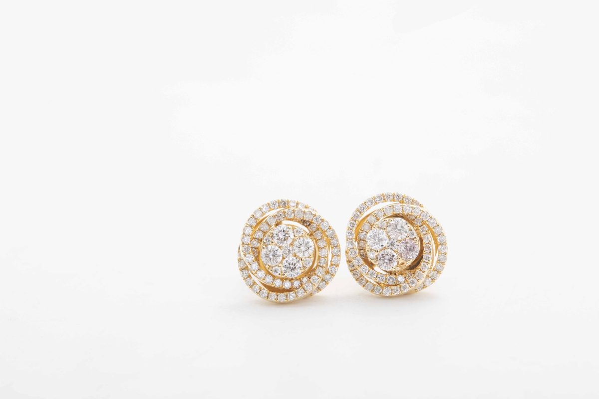 Aretes flor con diamantes en oro amarillo