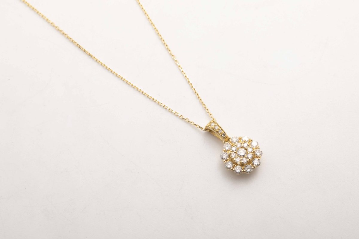 Collar flor con diamantes