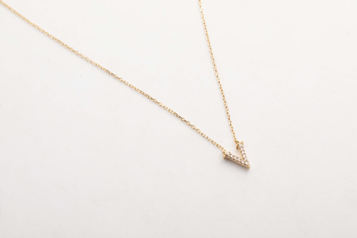 Collar letra V con diamantes