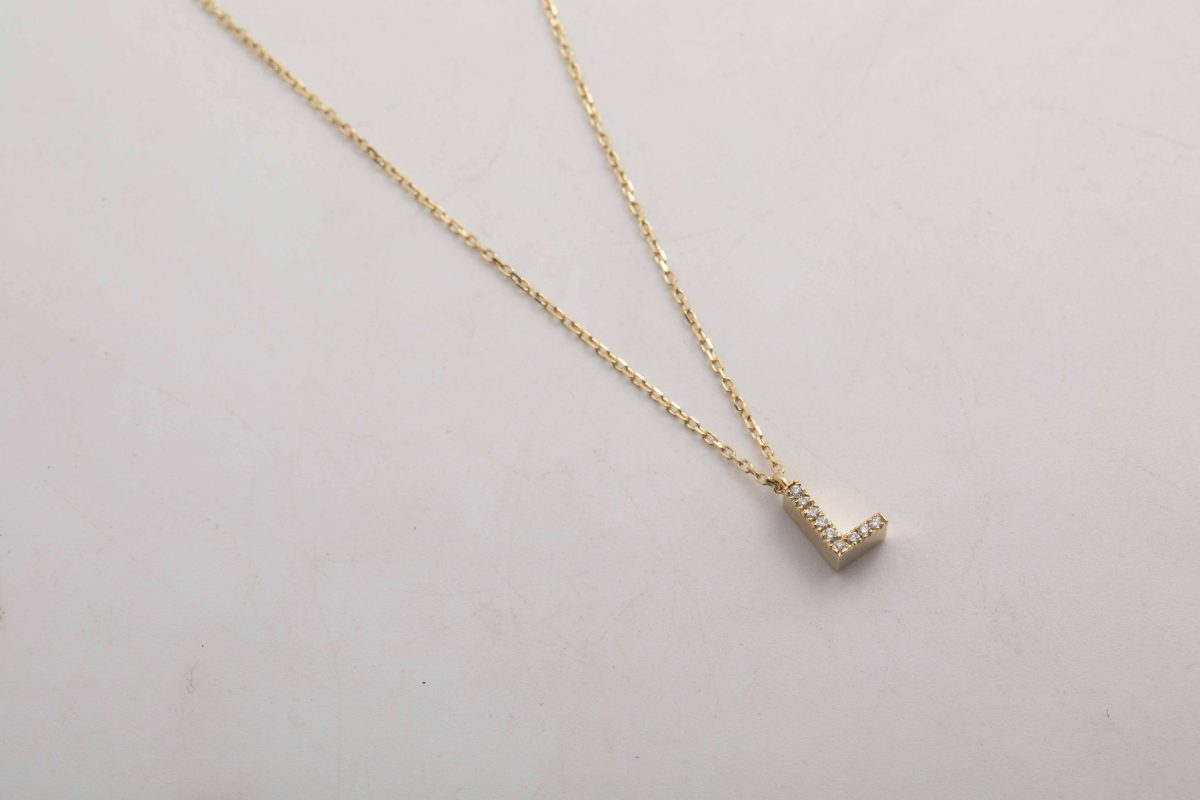 Collar letra L con diamantes
