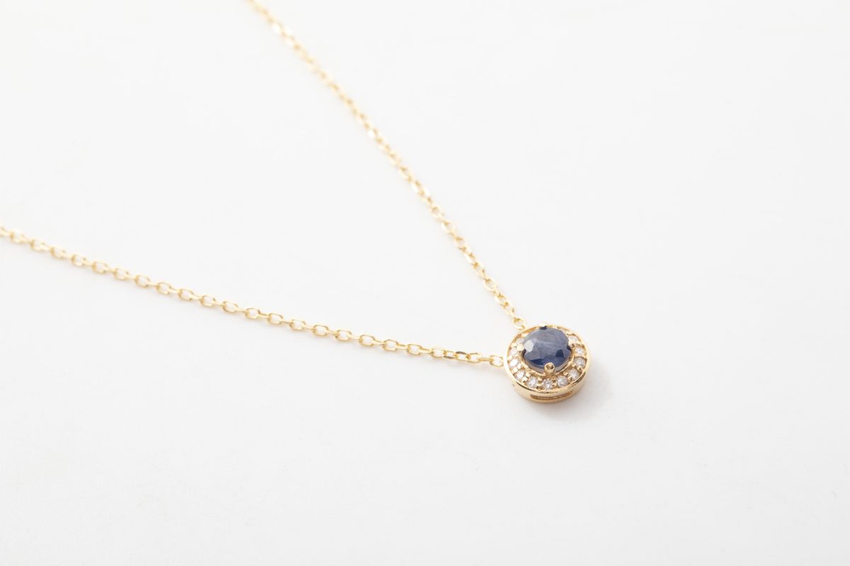 Collar con dije de zafiro y diamantes