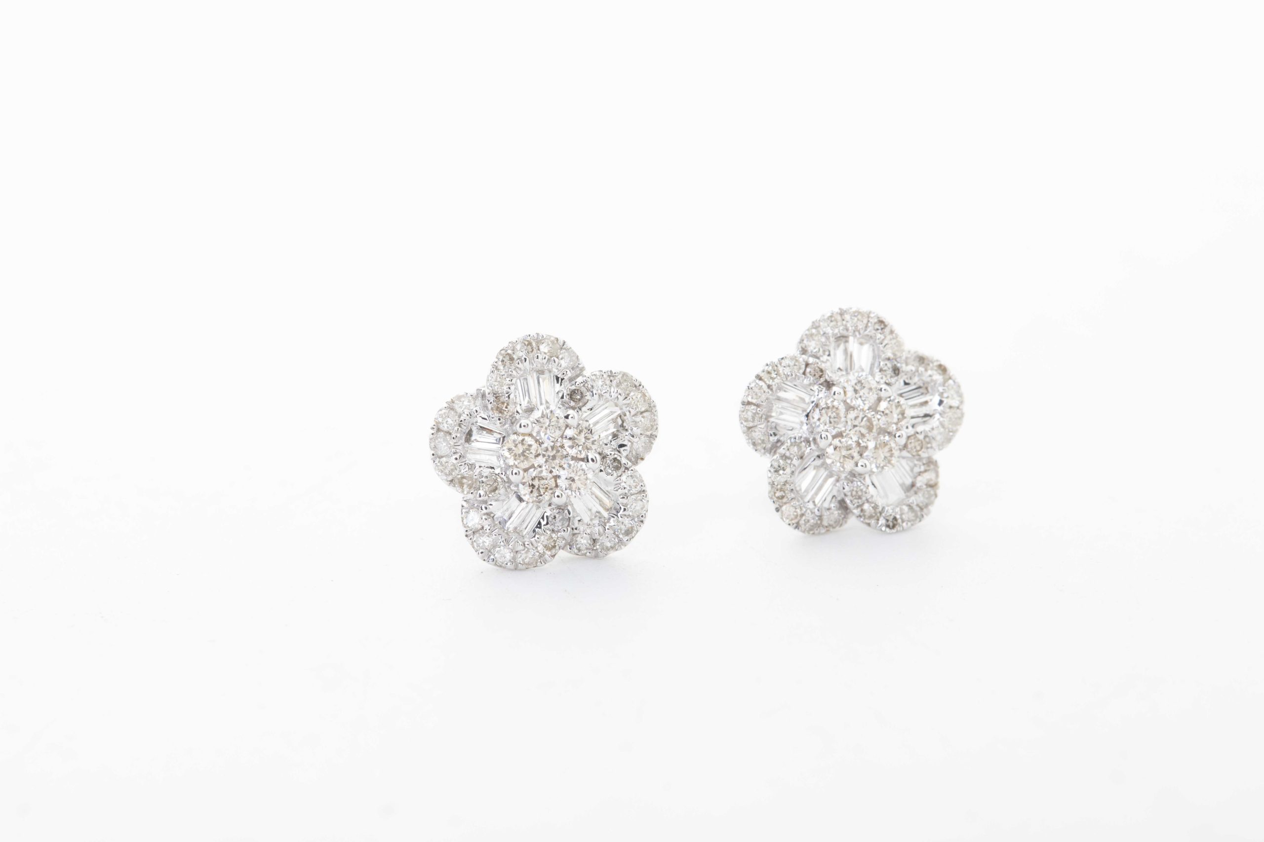 Aretes flor con diamantes
