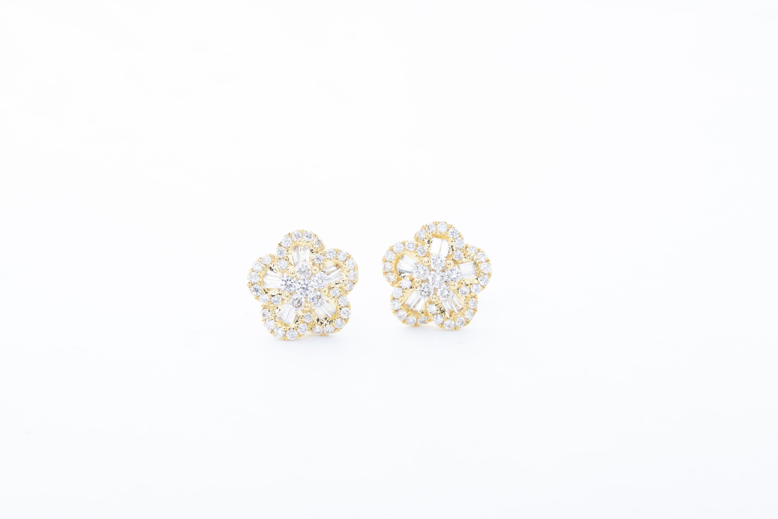 Aretes flor con diamantes