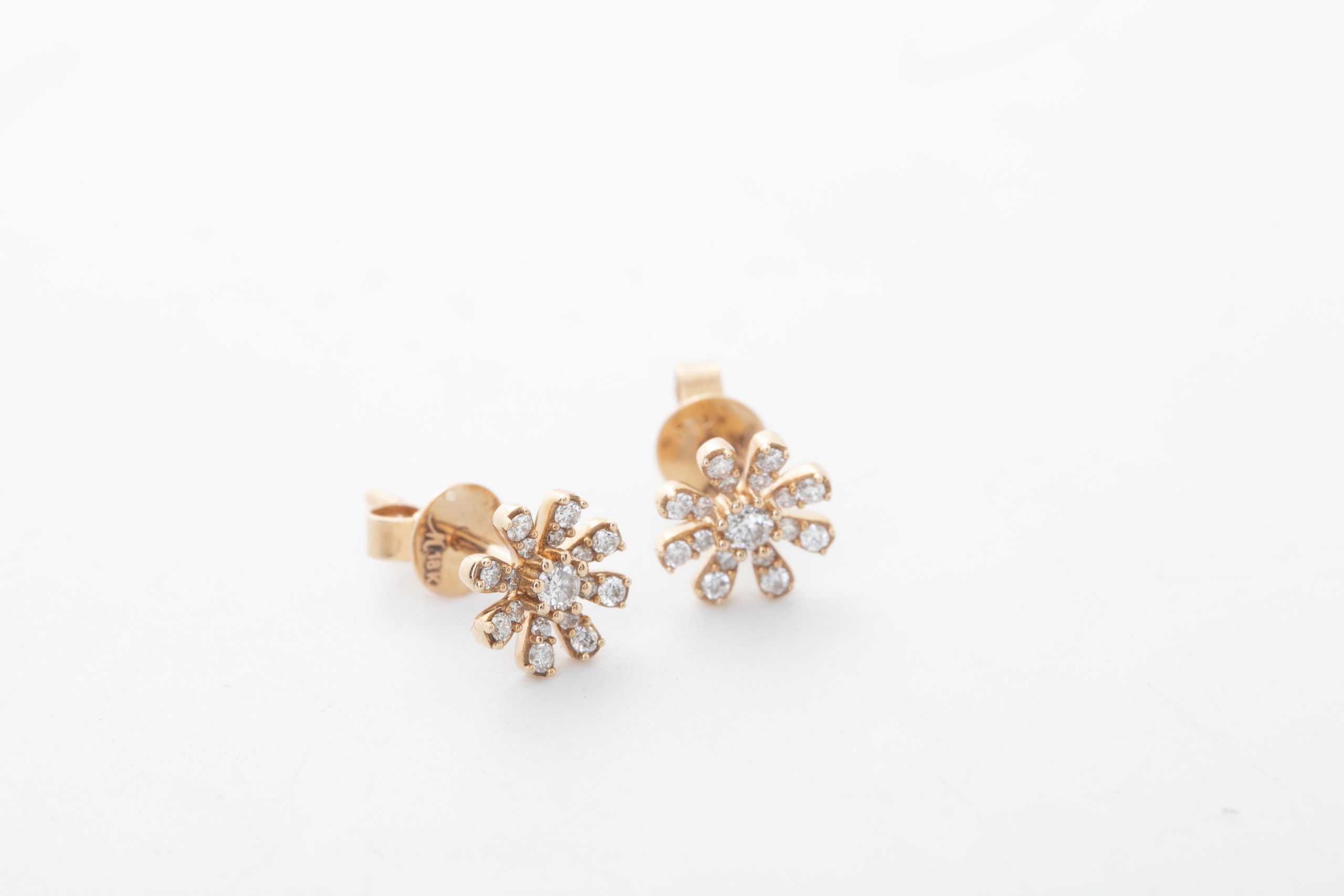Aretes flor con diamantes