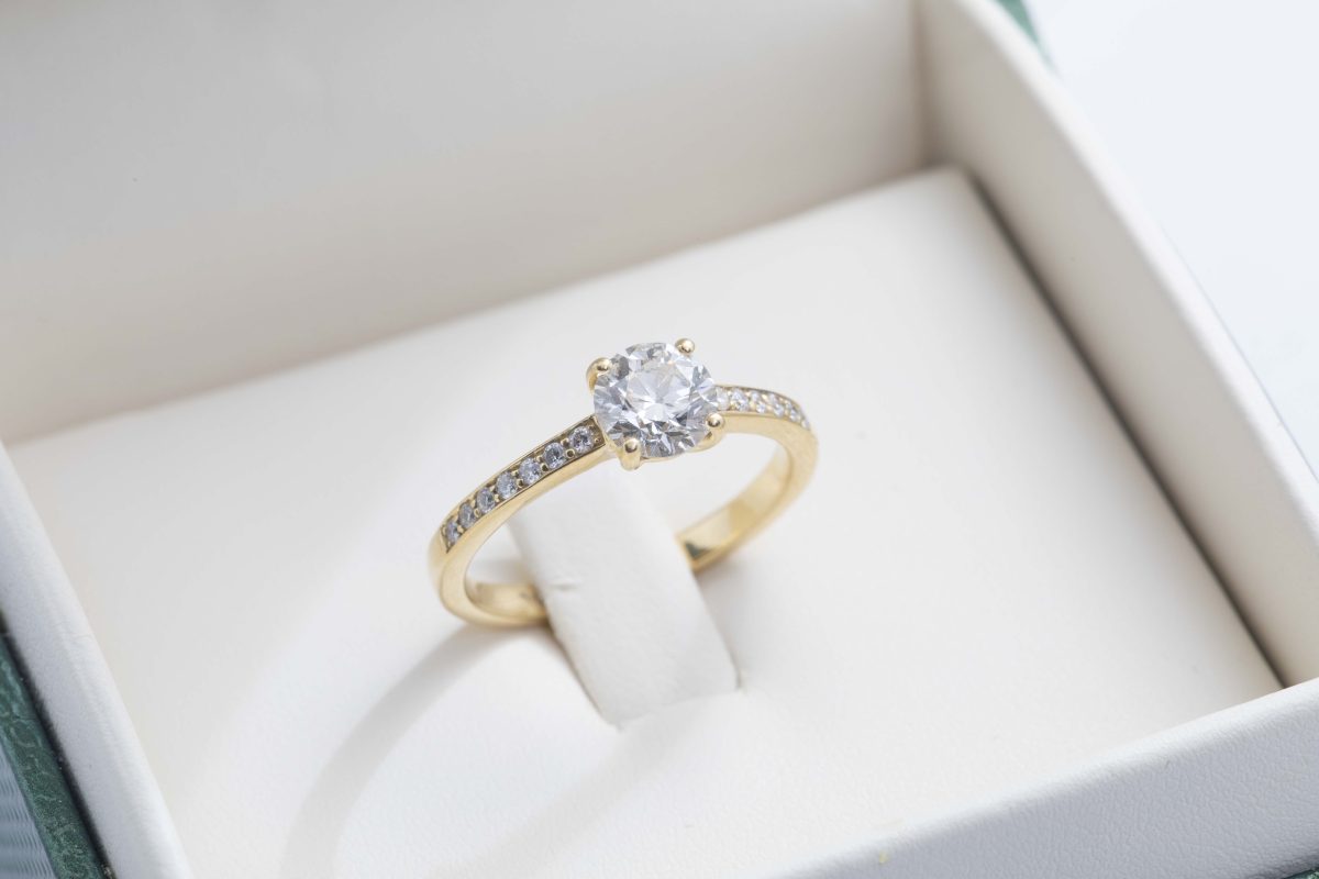 Anillo de compromiso con diamante de 0.90ct