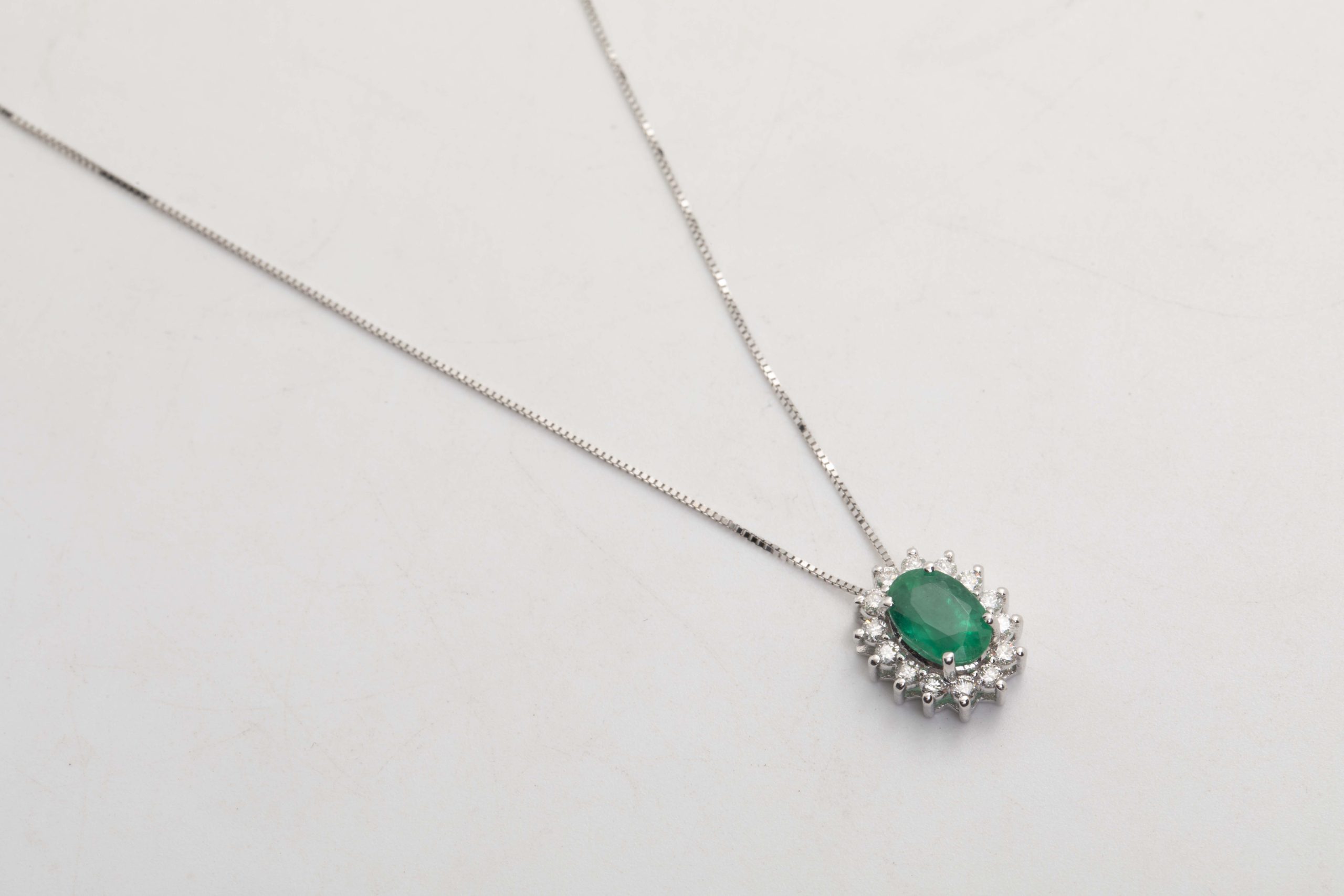 Collar con esmeralda y diamantes
