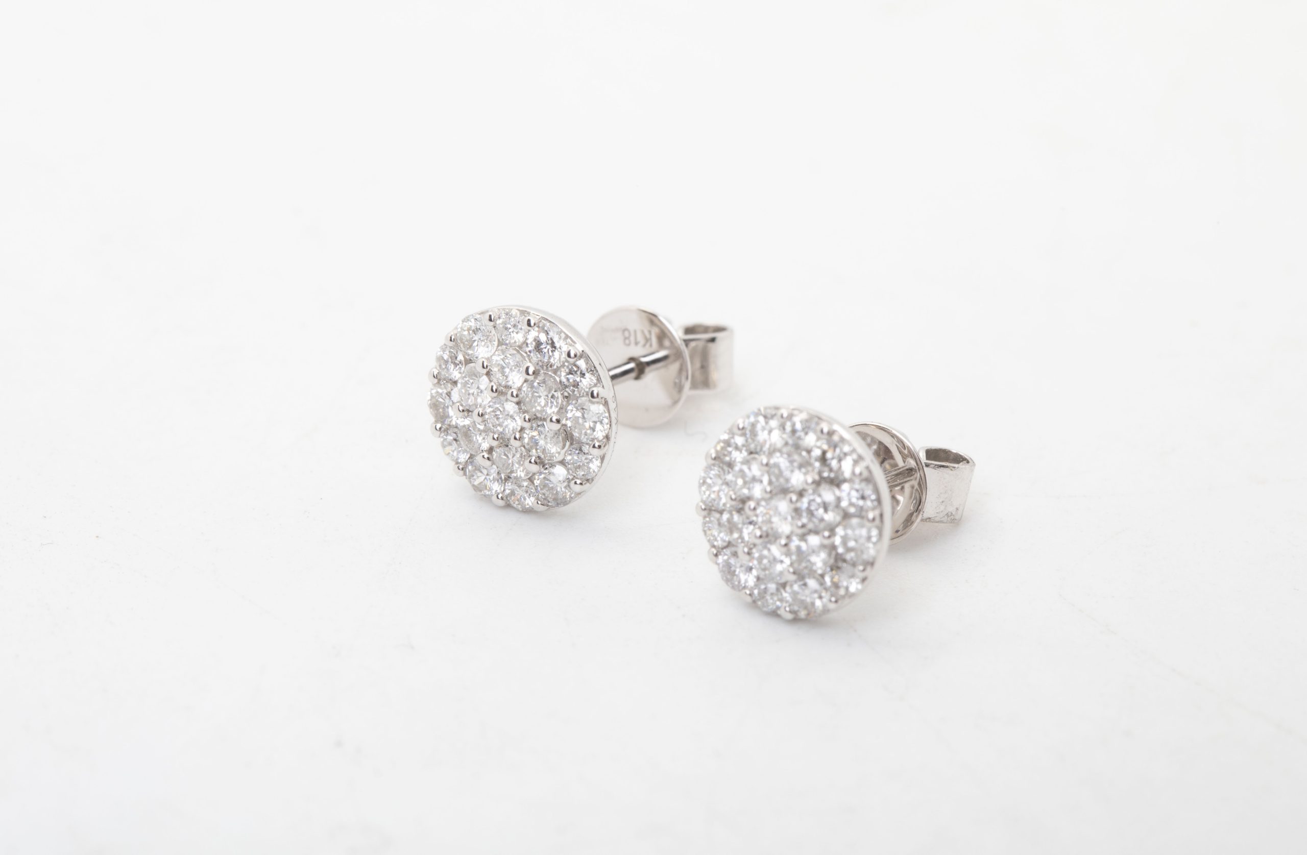 Aretes redondos con diamantes