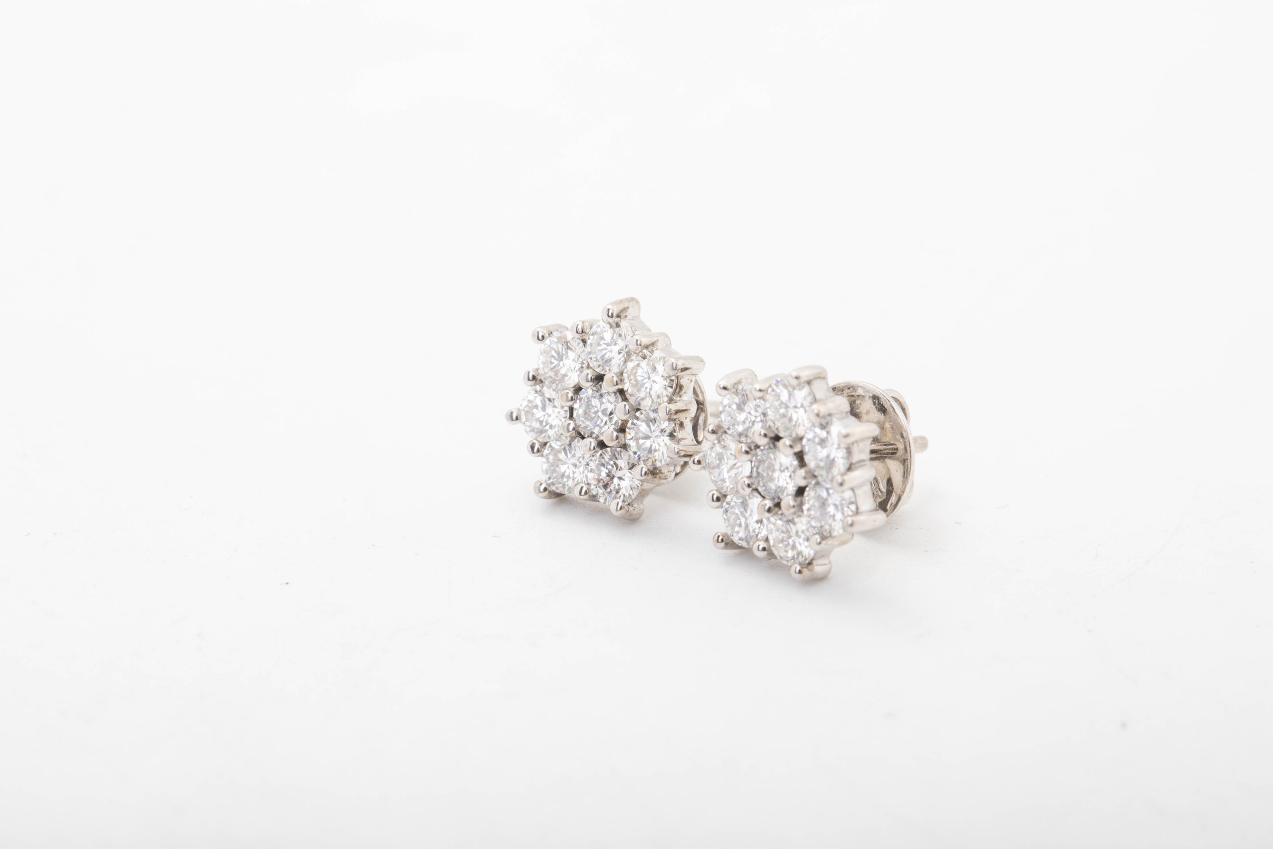 Aretes roseta en oro blanco