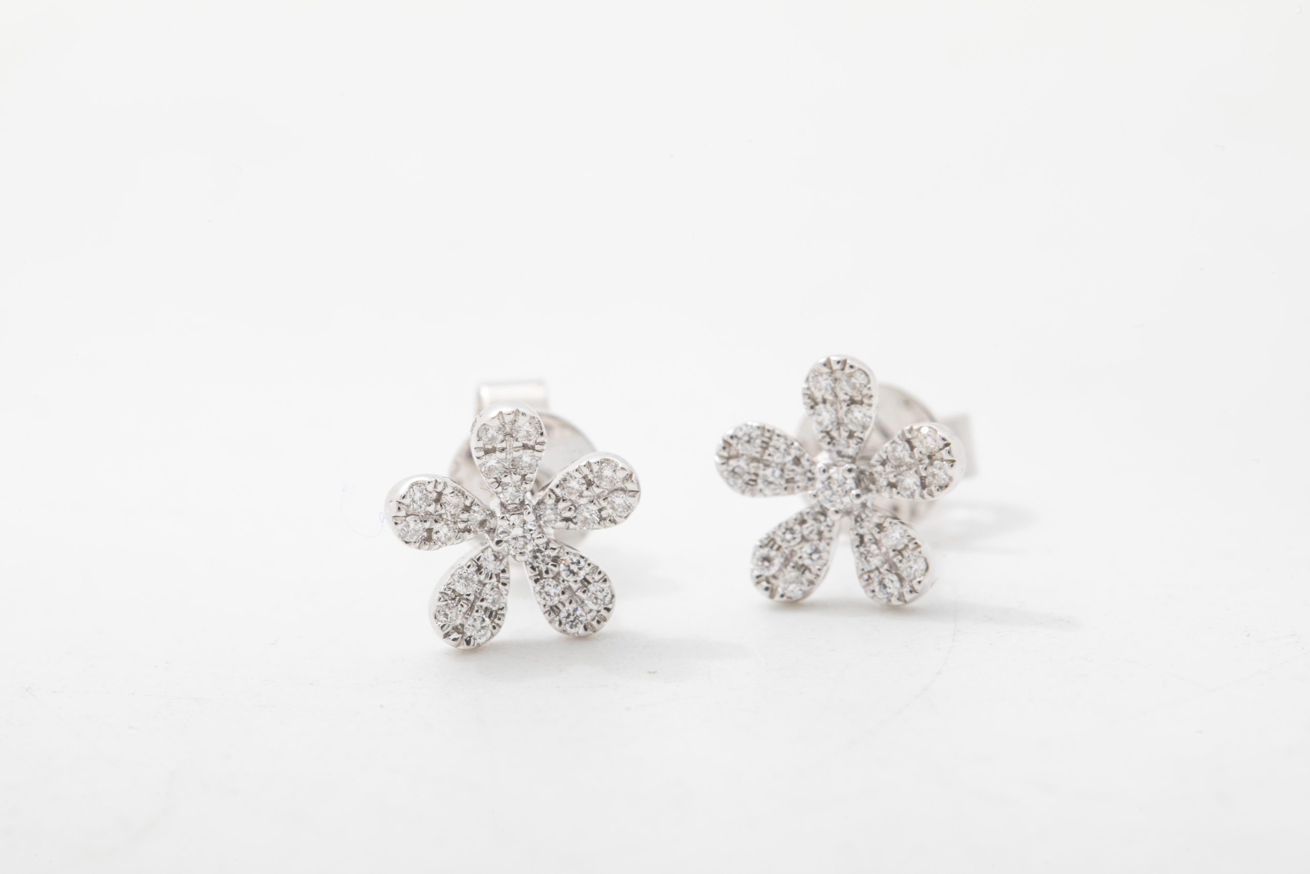Aretes flor con diamantes