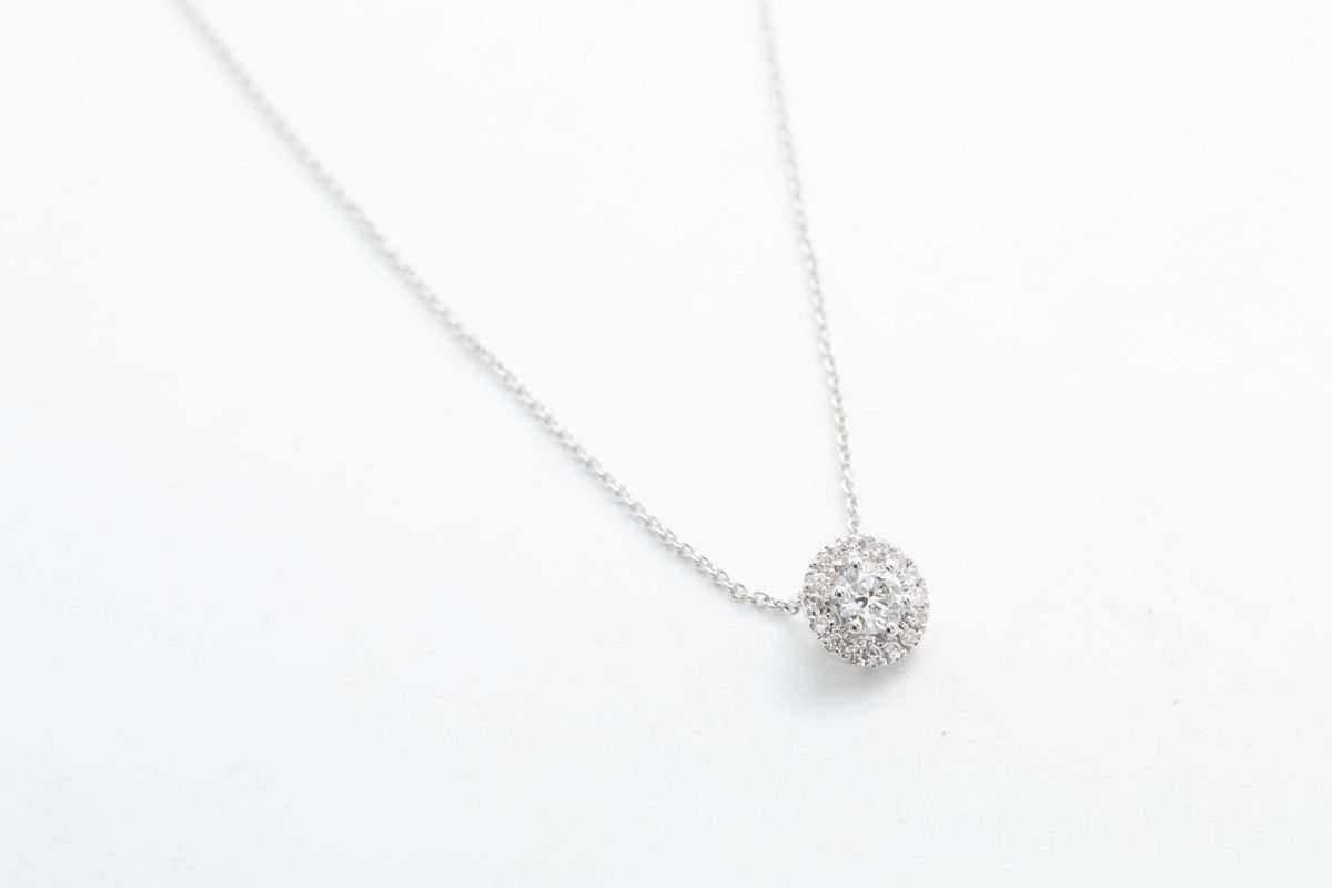 Collar con diamantes