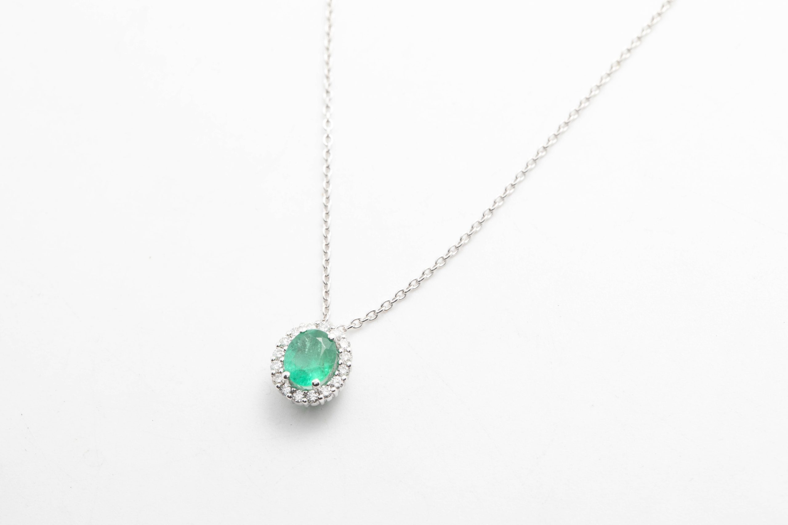 Collar con una esmeralda y diamantes