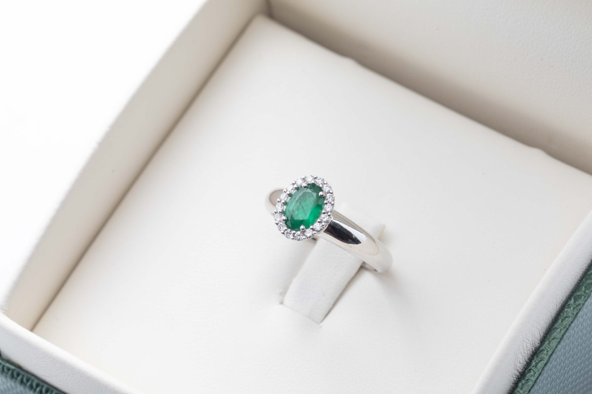 Anillo con esmeralda y diamantes