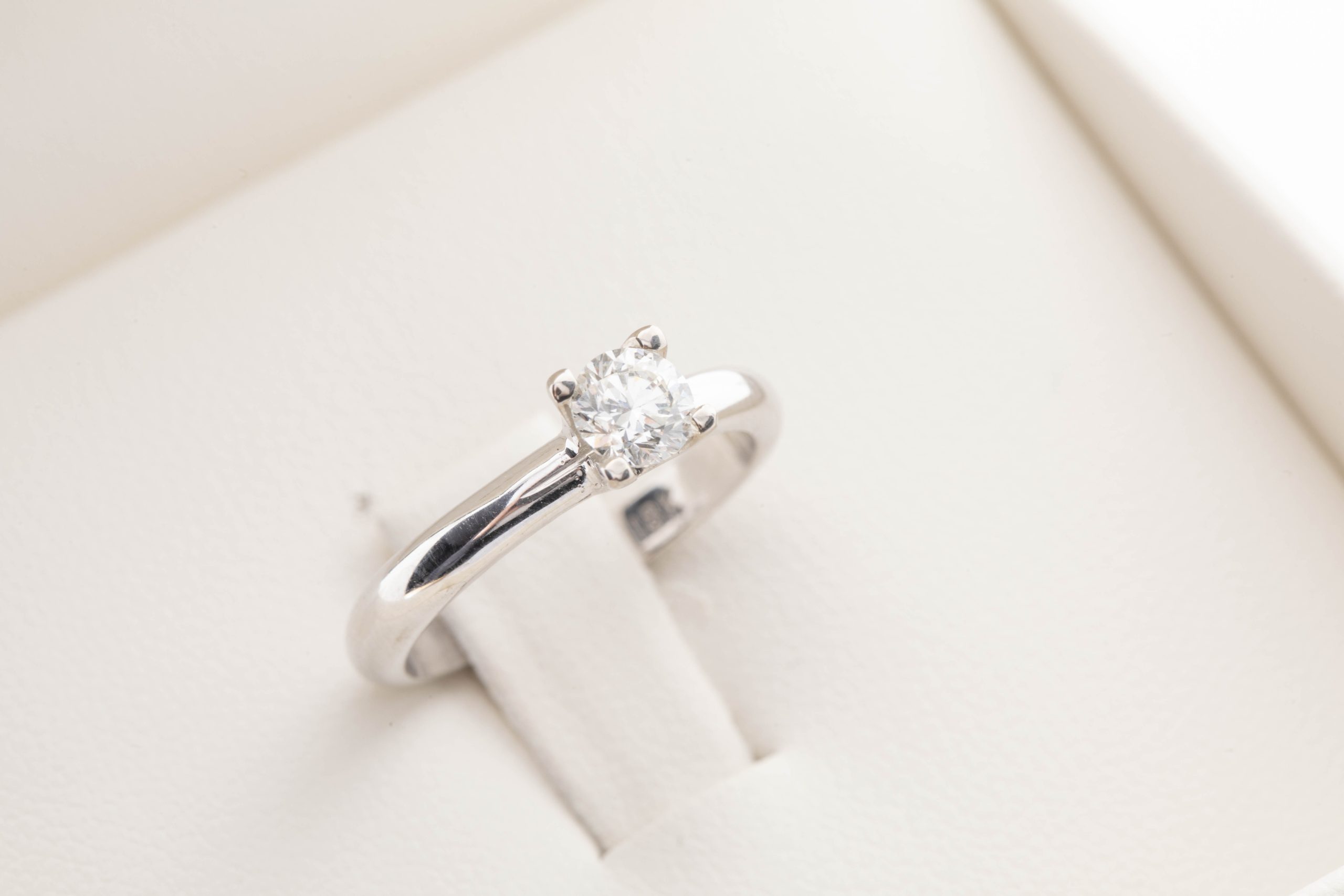 Anillo de compromiso con diamante 0.40ct.