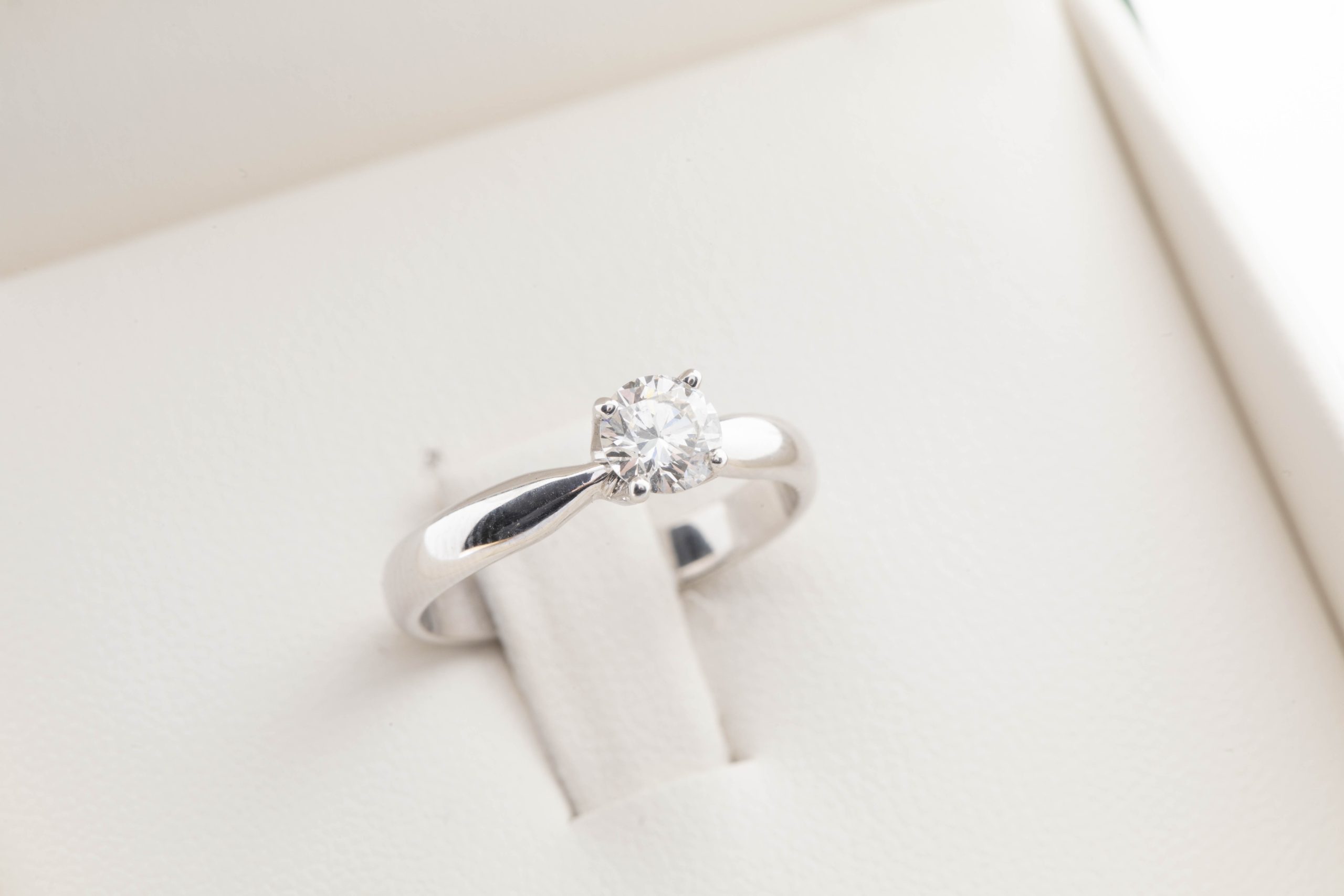Anillo de compromiso con diamante 0.45ct.