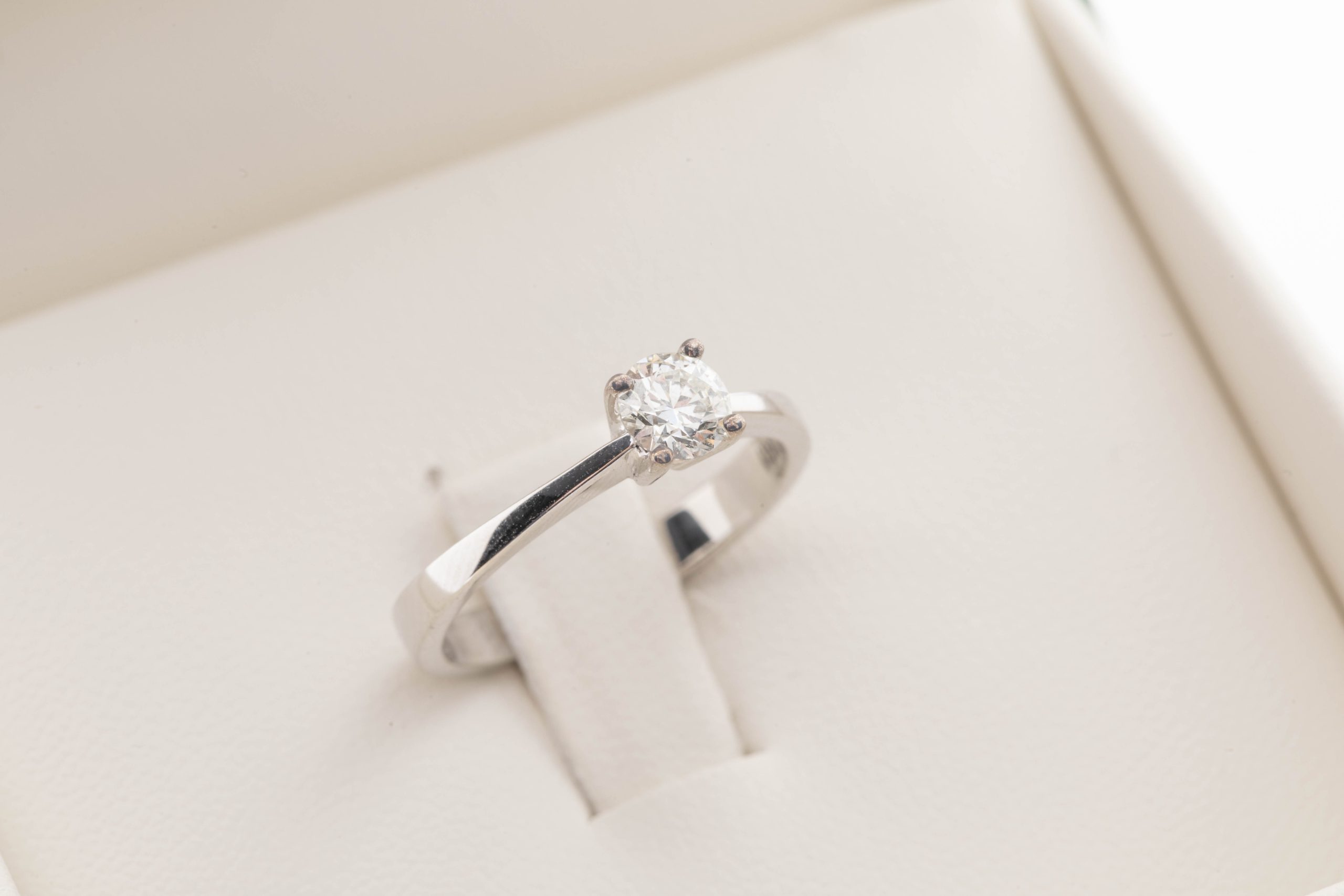 Anillo de compromiso Rocío con diamante 0.40ct.