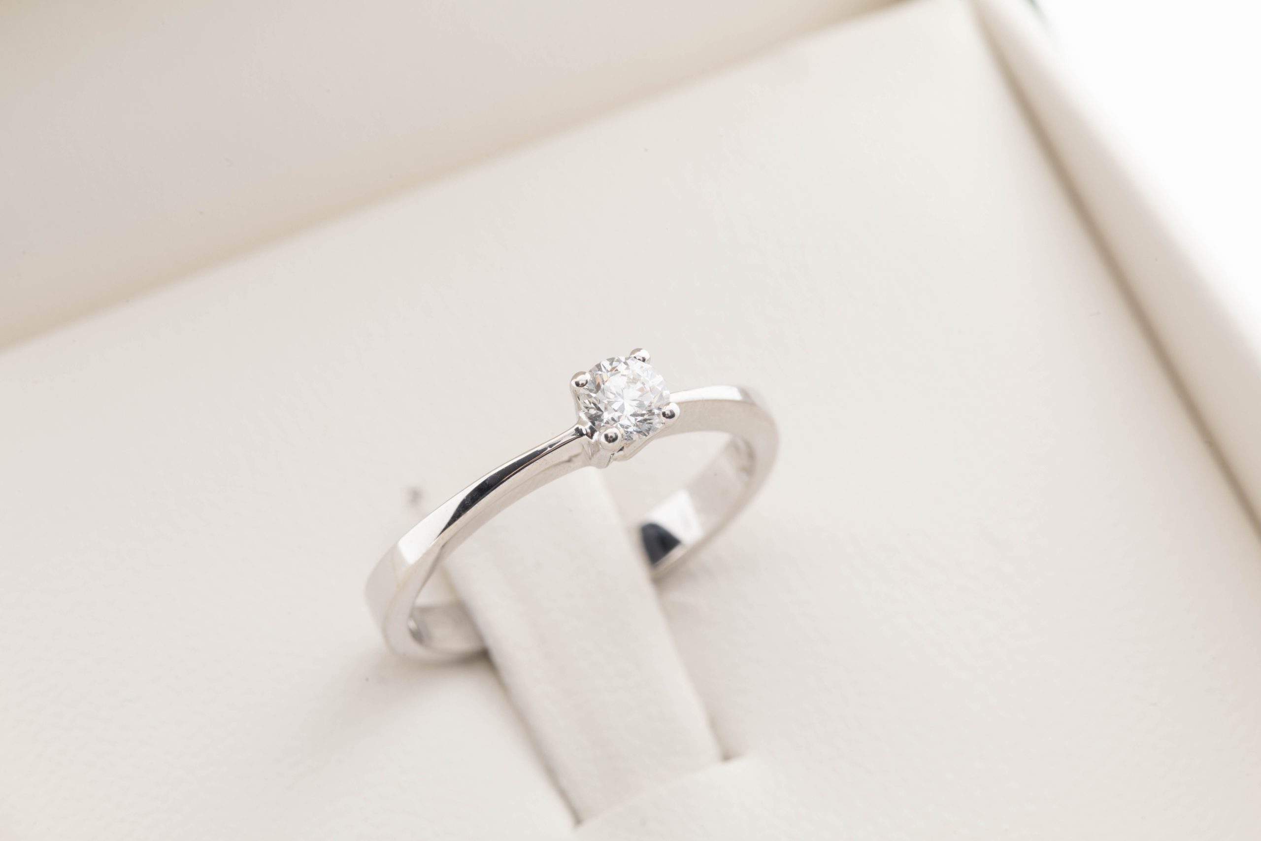 Anillo de compromiso Rocío con diamante 0.22ct.