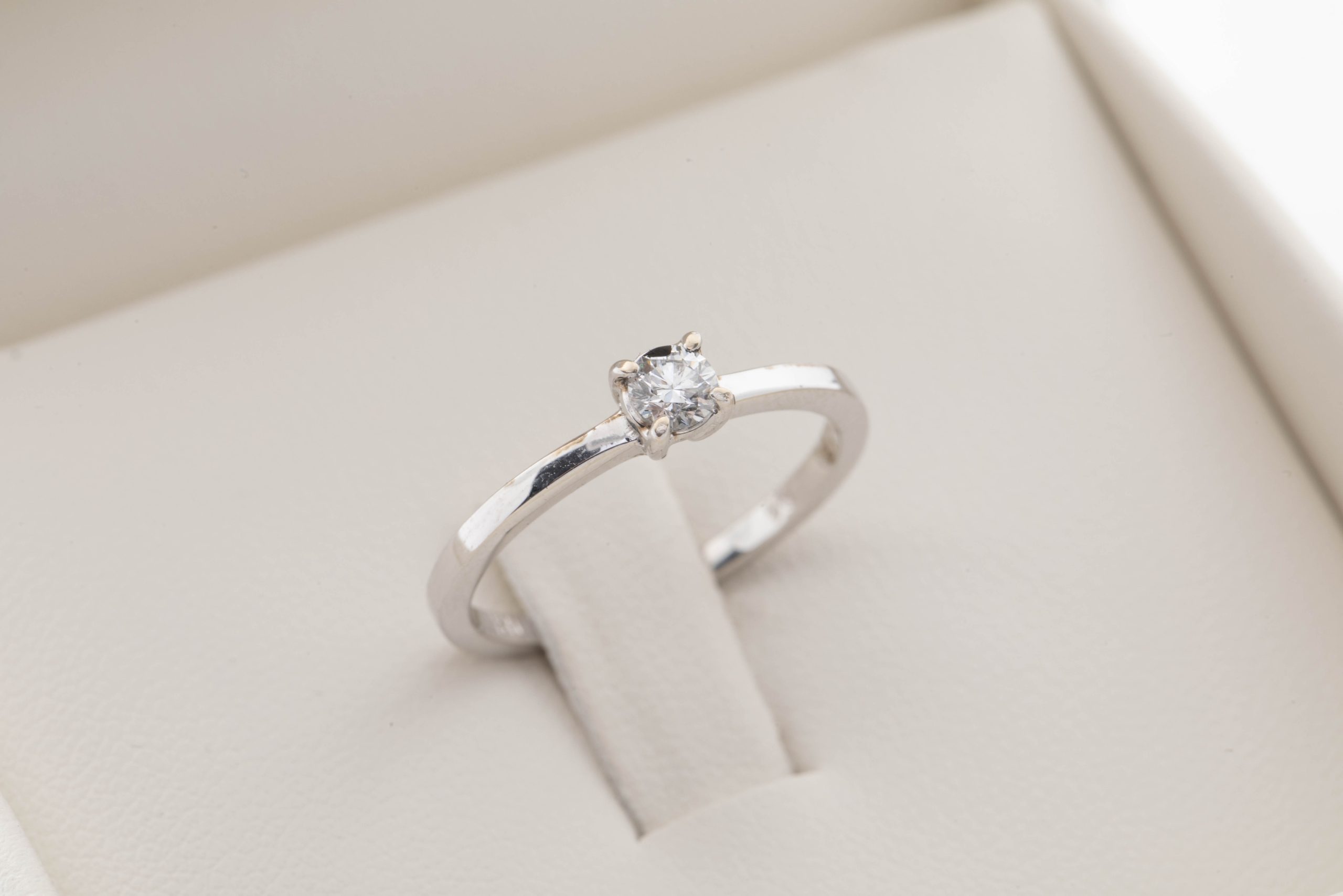 Anillo de compromiso con diamante 0.17ct.