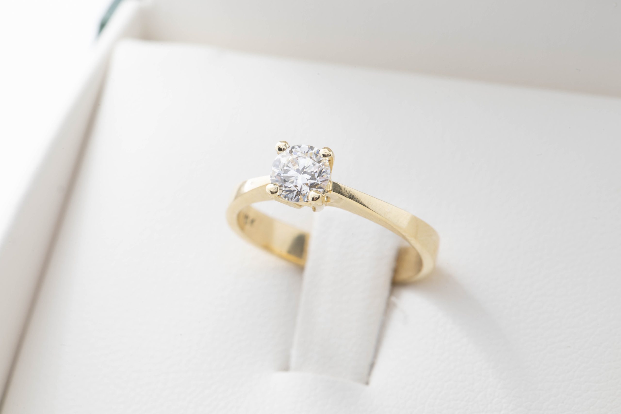 Anillo de compromiso con diamante 0.50ct.