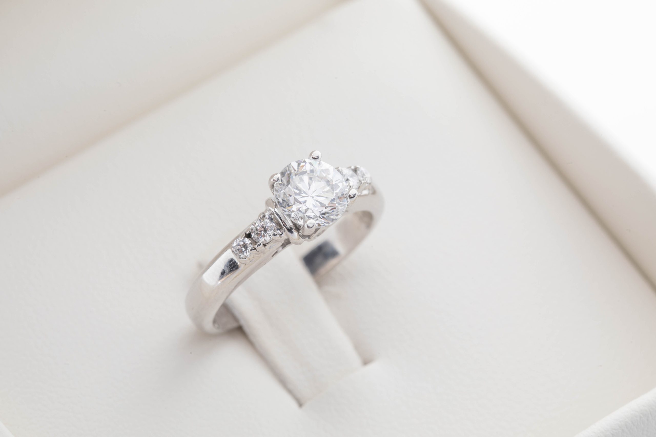 Anillo de compromiso con diamante 1.02ct.