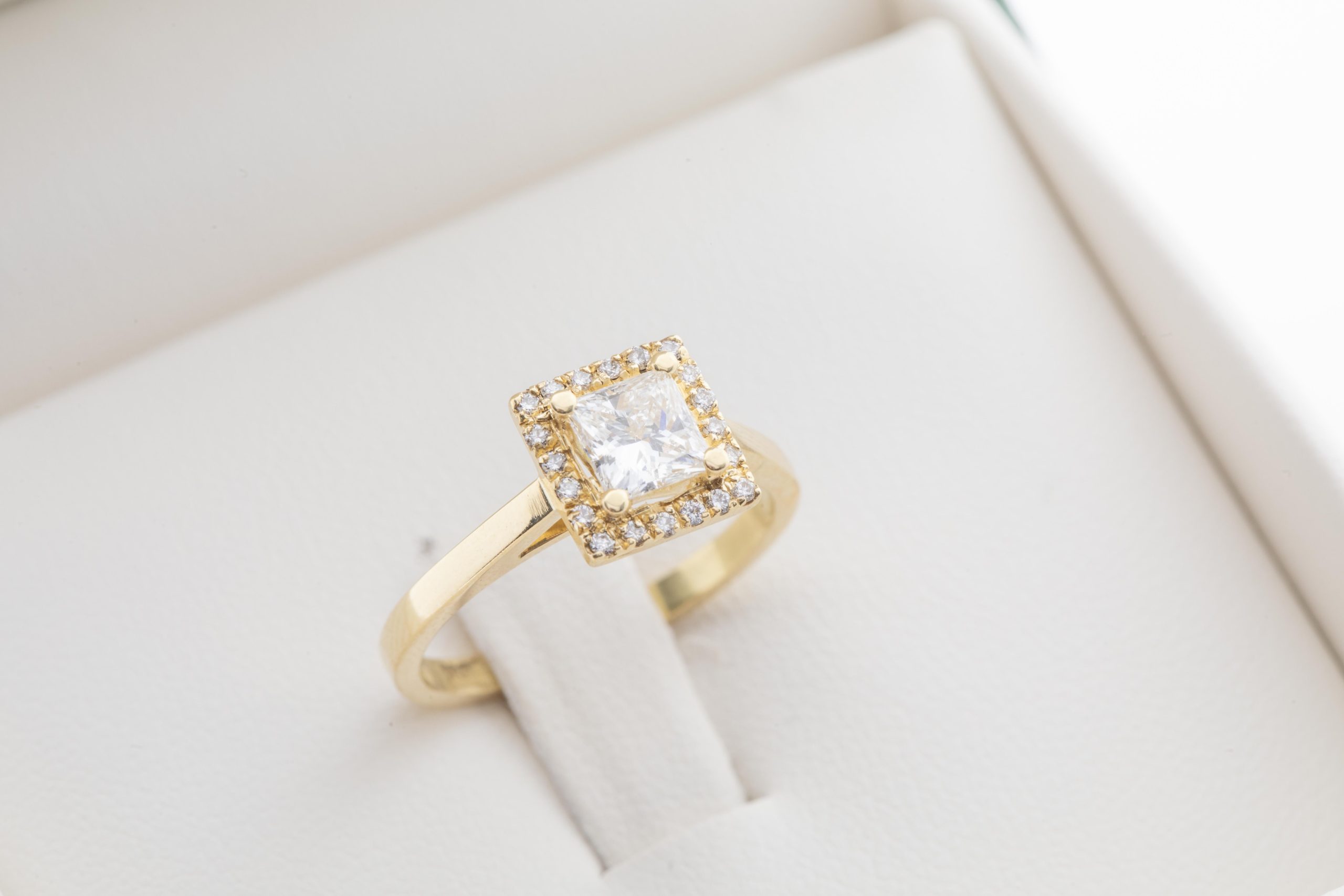 Anillo de compromiso con diamante 0.70ct.