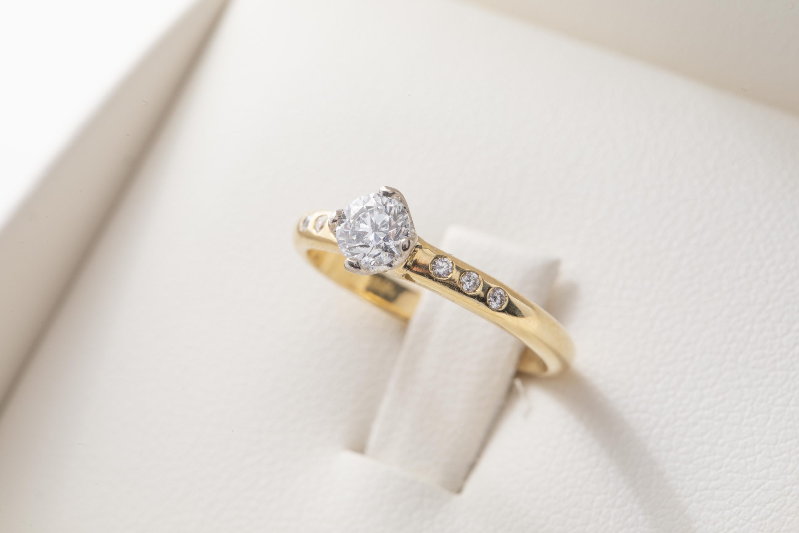 Anillo de compromiso con diamante 0.41ct.
