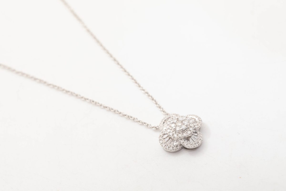 Collar flor con diamantes