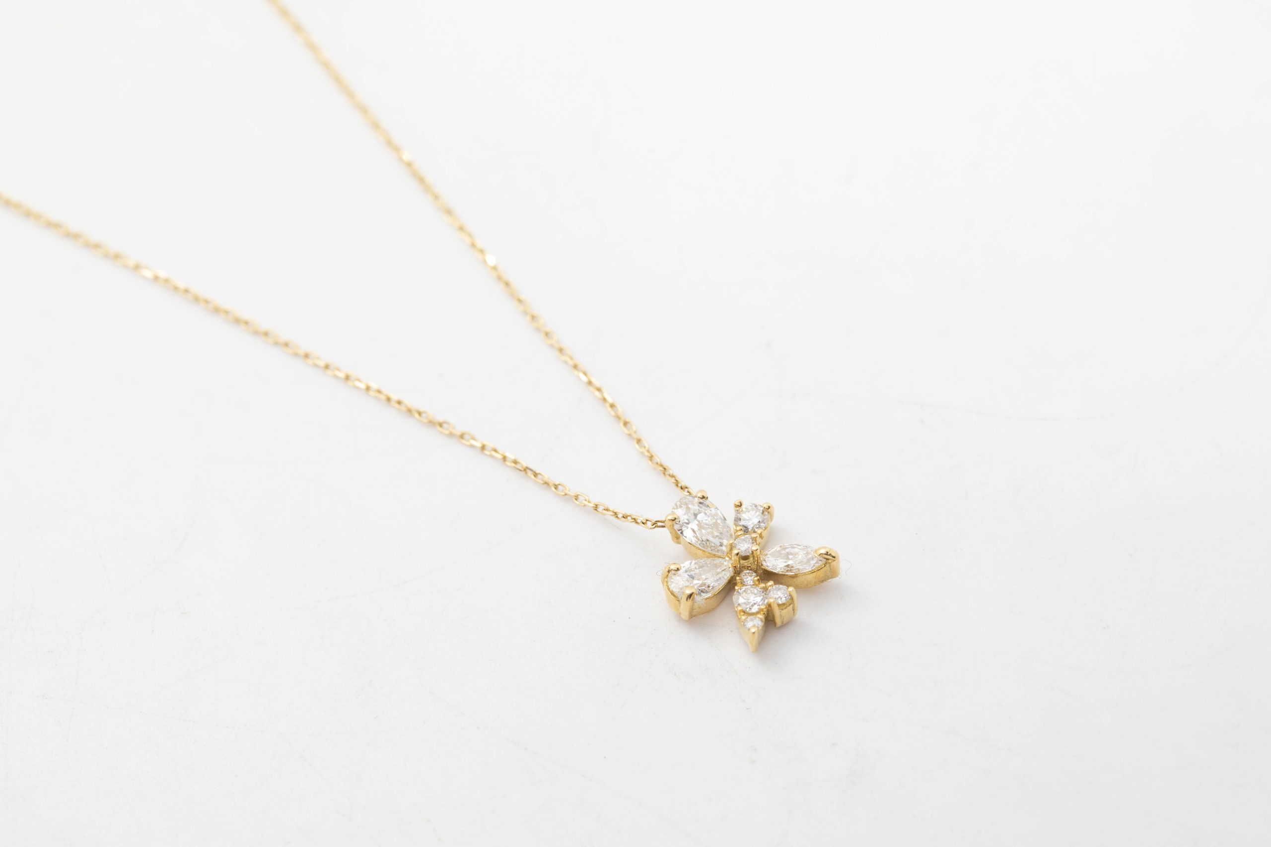 Collar flor con diamantes