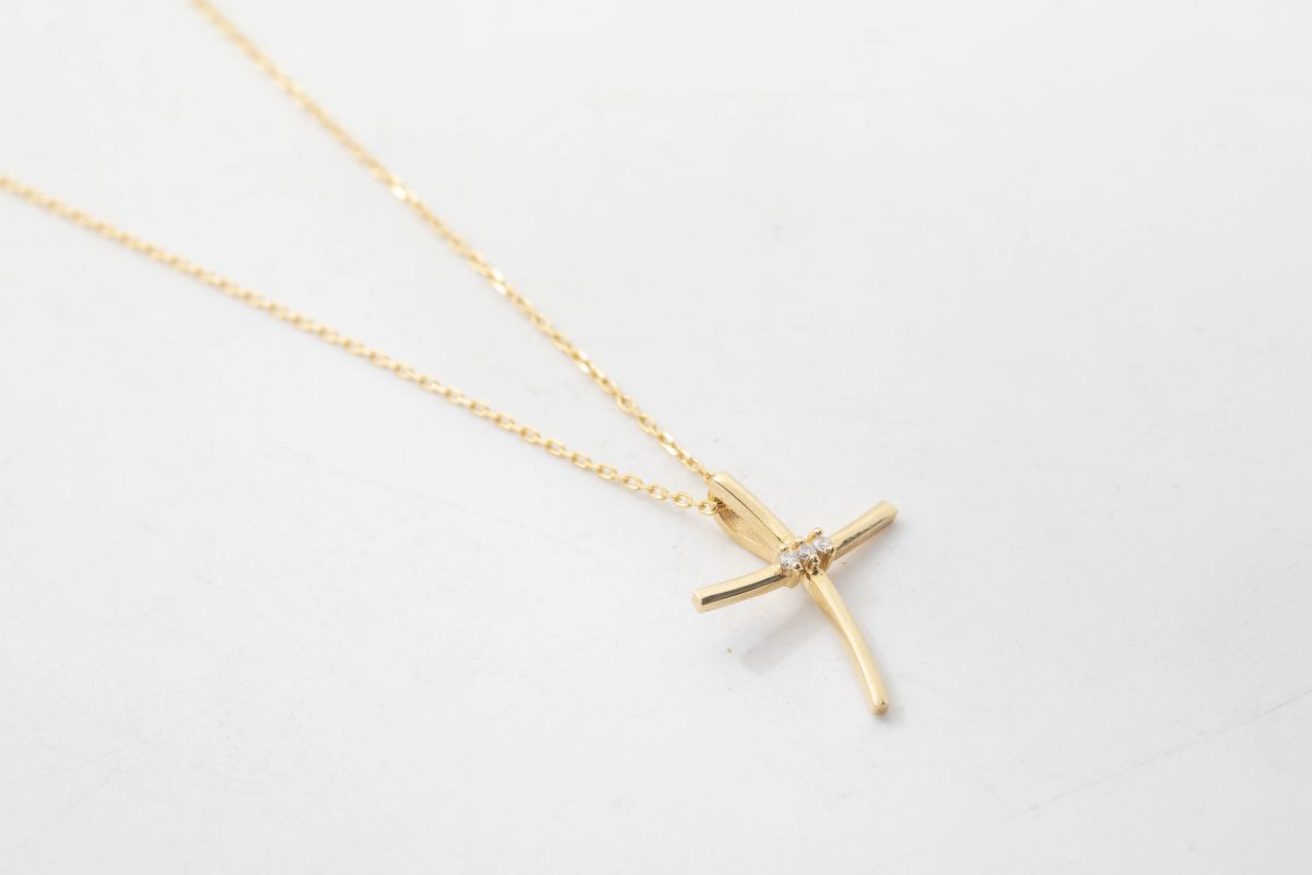 Collar cruz con diamantes