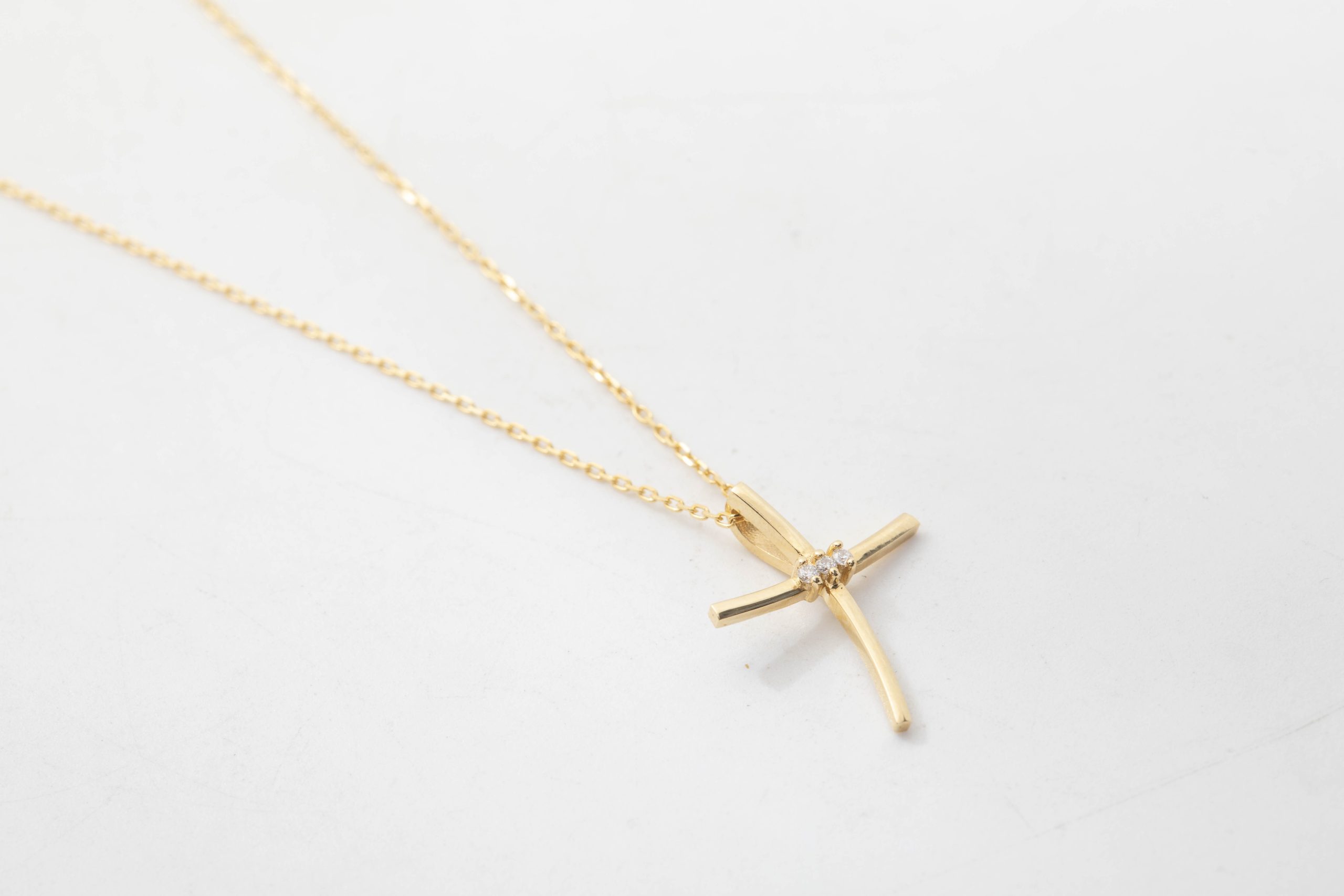 Collar cruz con diamantes